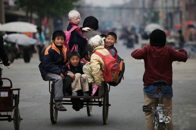 袁厉害蹬三轮车送孩子去上学