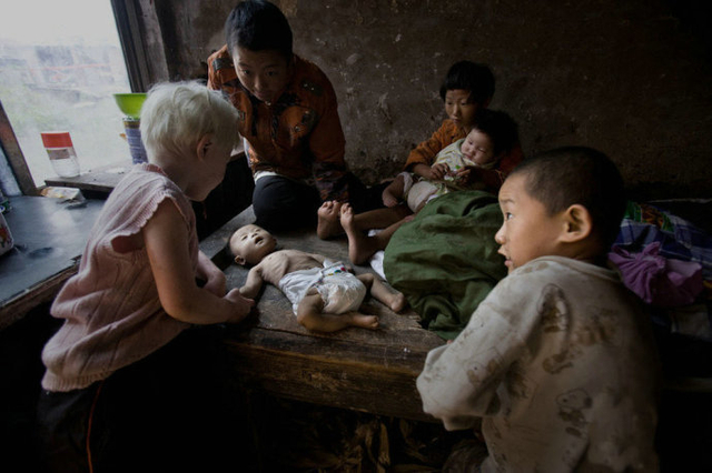 每天都在一起的孩子们围着刚离世的小弟弟