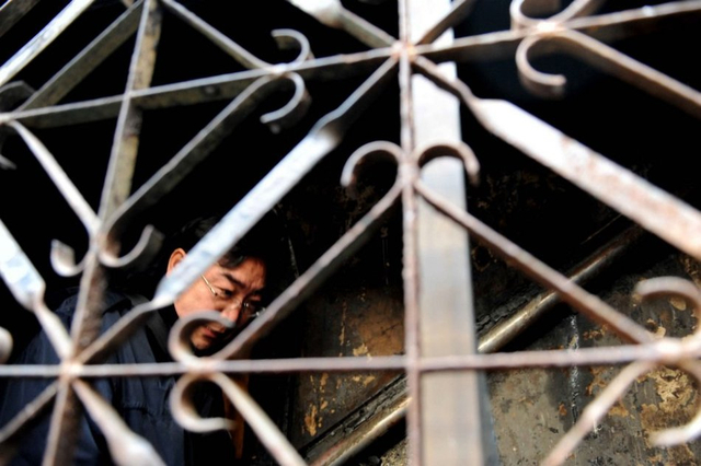 工作人员在发生事故的房间内勘察