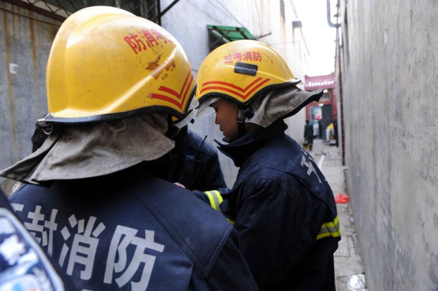 消防人员在事故现场勘察