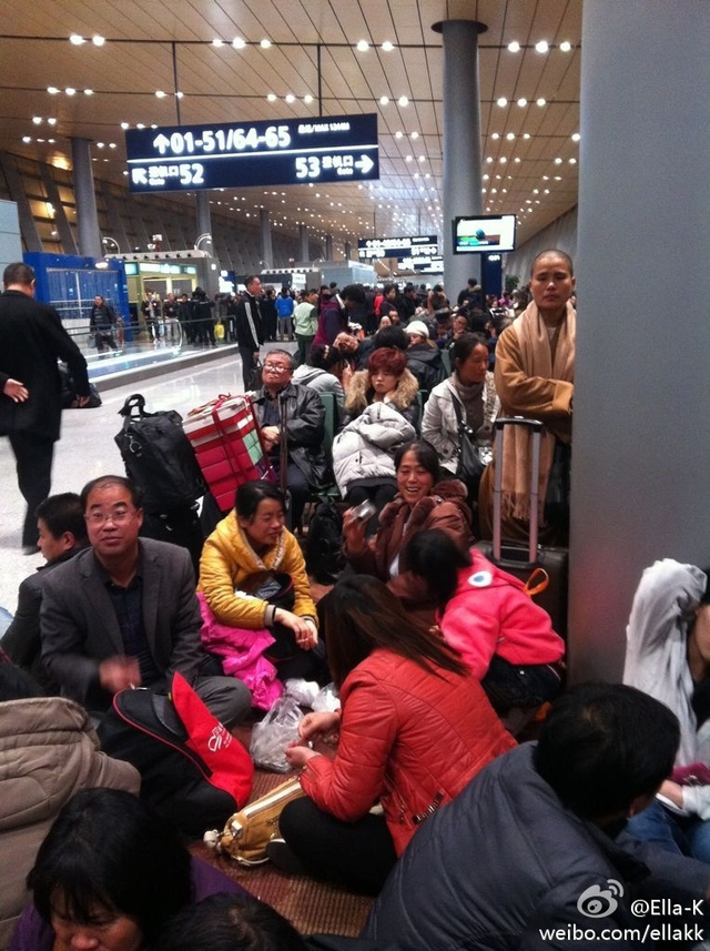 机场航班延误大量乘客滞留