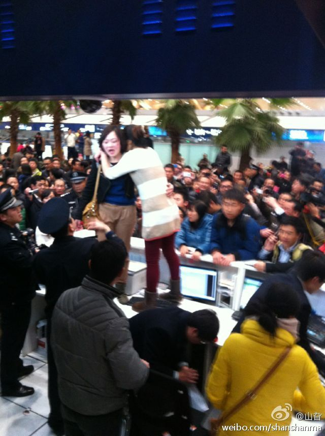 昆明机场因航班延误而滞留的乘客