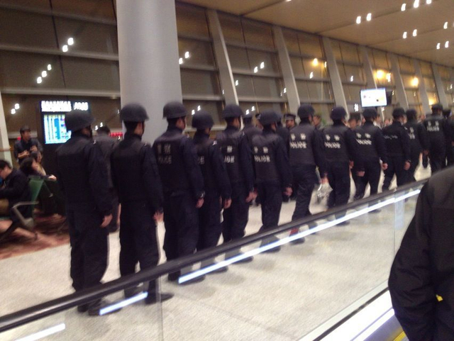 昆明长水机场特警出动维持秩序