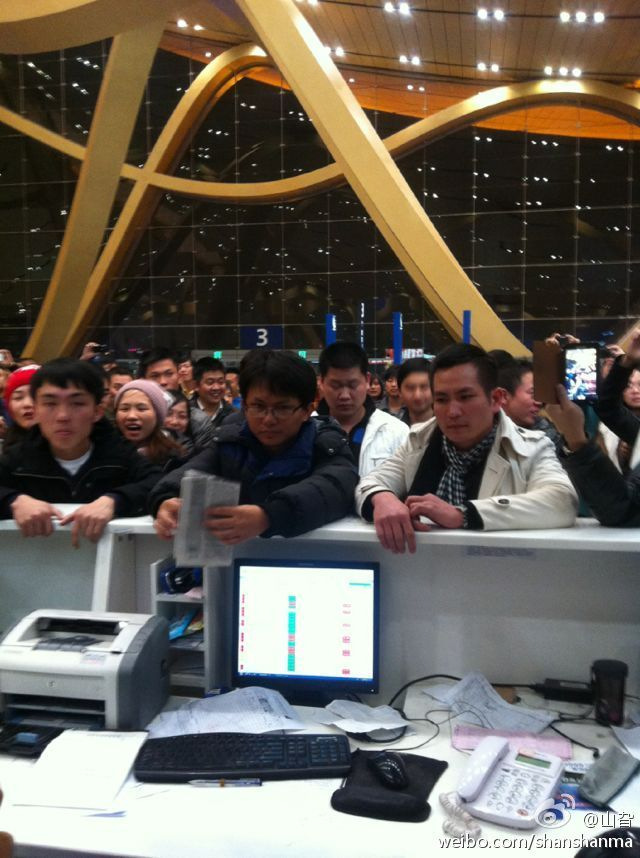 昆明机场因航班延误导致大量乘客滞留