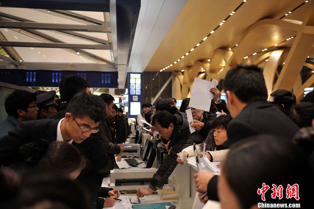 航空公司柜台挤满了退改签的旅客