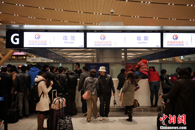 航空公司柜台挤满了退改签的旅客