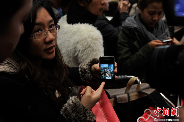 旅客向记者展示候机楼混乱场面照片