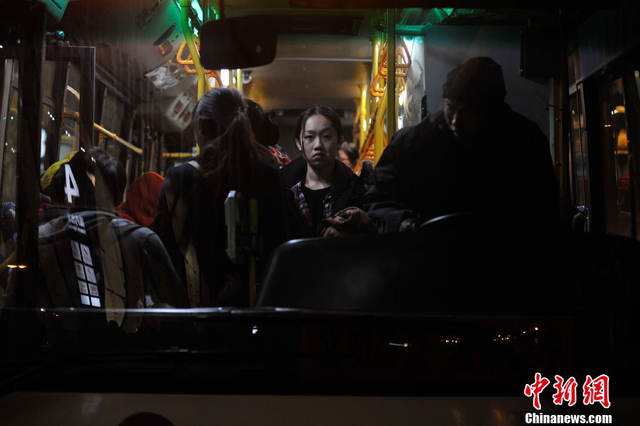 公交车到机场将滞留旅客接回市区休息