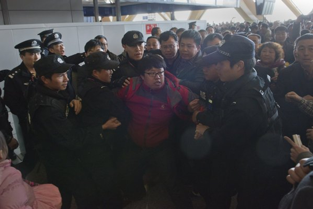 一名旅客冲进值机柜台被民警控制