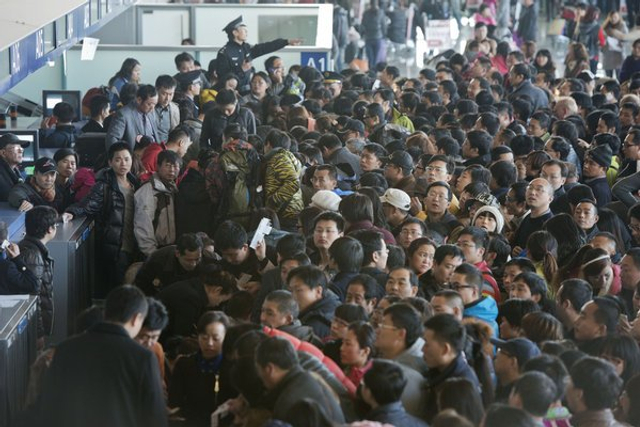大批旅客挤在值机柜台