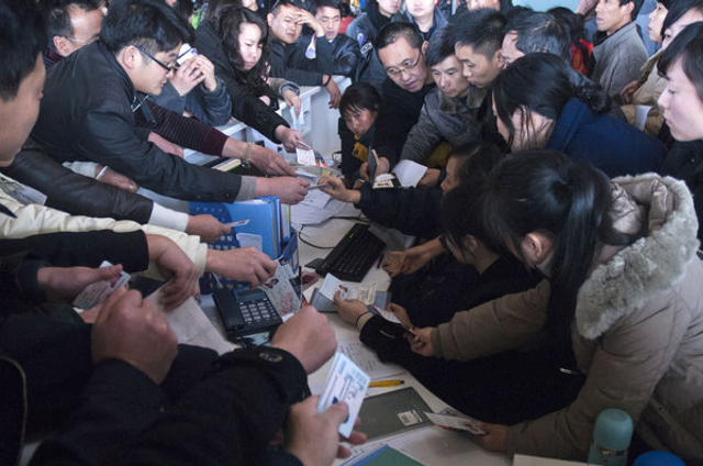 办理改签手续的乘客拥挤在值机柜台