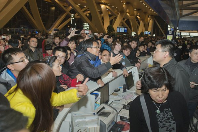 乘客在值机柜台与航空公司工作人员争吵
