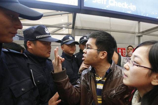 滞留旅客和新增旅客让候机大厅一片嘈杂