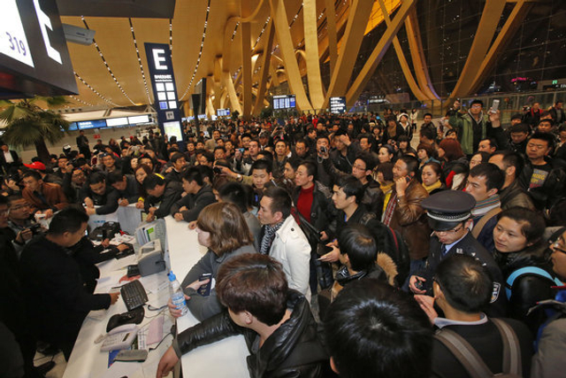 滞留旅客和新增旅客让候机大厅一片嘈杂