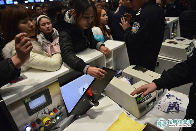 昆明长水机场航班延误乘客滞留