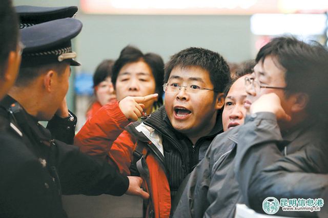 昆明长水机场航班延误乘客滞留