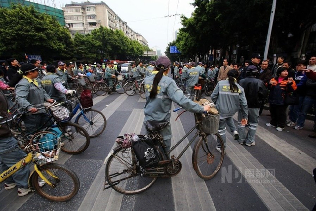环卫工人路过荔湾路和中山七路交界处
