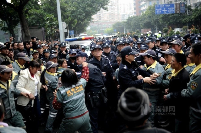 现场警方安抚工人们的情绪