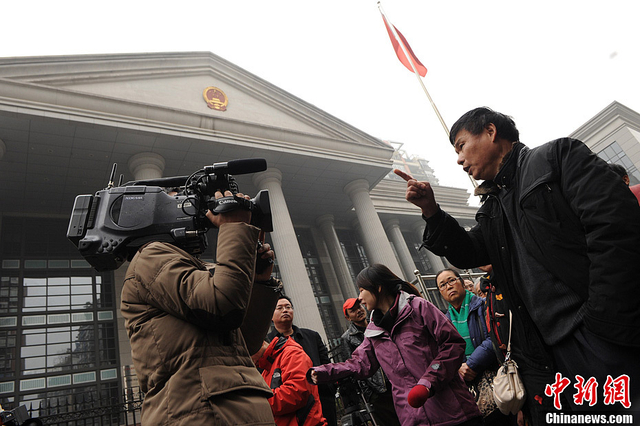 市民接受媒体采访