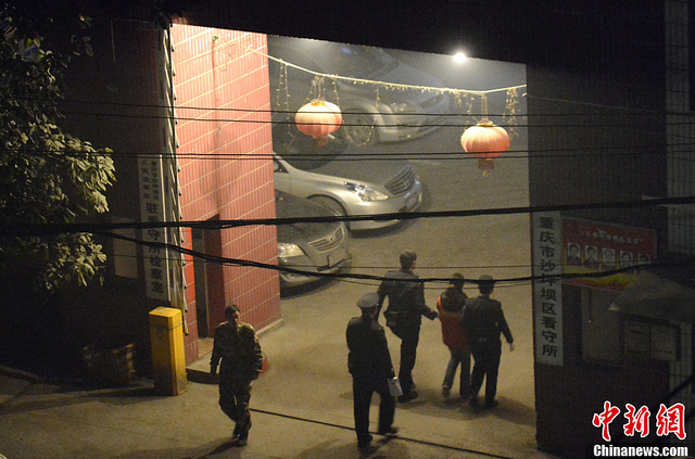 张贵英被警察带回重庆沙坪坝区看守所