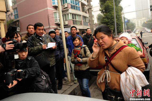 死者家属在沙坪坝区法院大门等待开庭