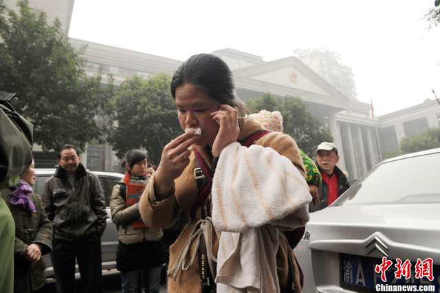 死者家属在沙坪坝区法院大门等待开庭