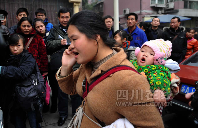 受害人家属王敏带着婴儿被婉拒进场旁听