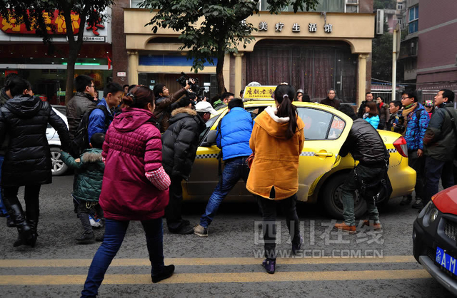 受害人家属因带着婴儿不能进场旁听