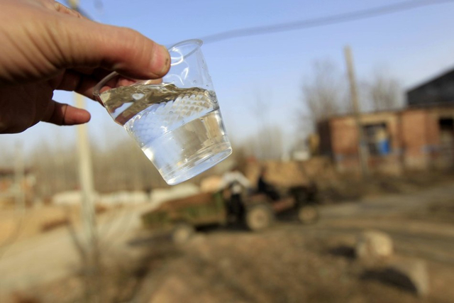 老观嘴村浅水井的水泛黄且有浮尘