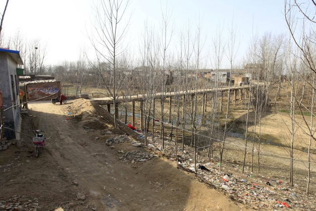 老观嘴村前面是卫河背后是共产主义渠