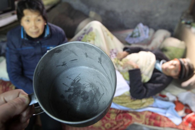 村民家水缸上留下白色水垢