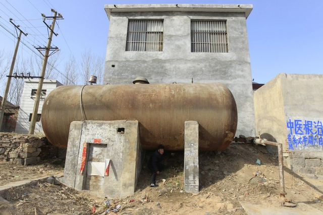 老观嘴村深水井的水塔上水垢很多
