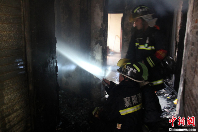 消防队员在失火的酒店内灭火
