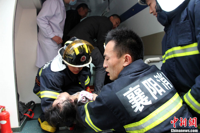 消防队员从失火的酒店救出受伤人员