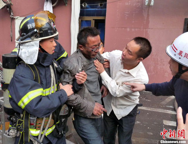 消防队员从失火的酒店救出受伤人员