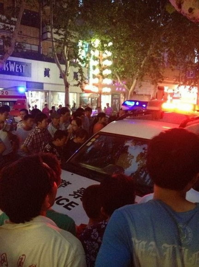 河南女司机撞女童后打人 称后台硬遭围堵砸车