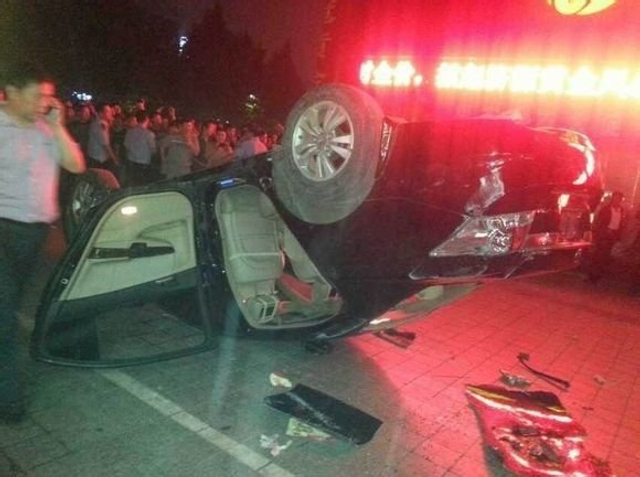 河南女司机撞女童后打人 称后台硬遭围堵砸车