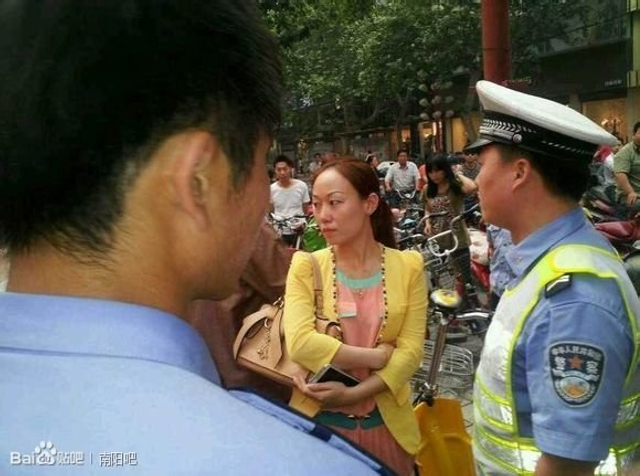 河南女司机撞女童后打人 称后台硬遭围堵砸车