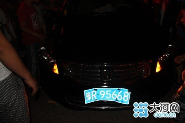 河南女司机撞女童后打人 称后台硬遭围堵砸车