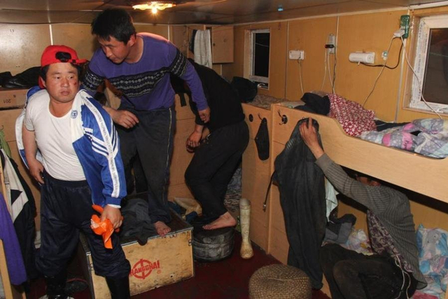 遭朝鲜扣押渔船与船员返回大连