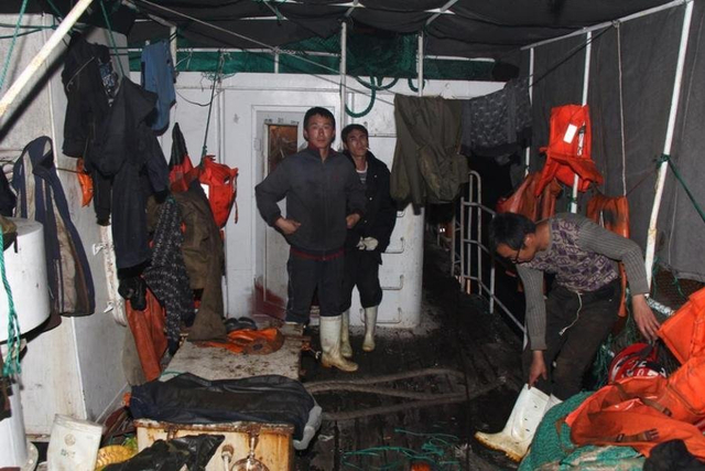 遭朝鲜扣押渔船与船员返回大连