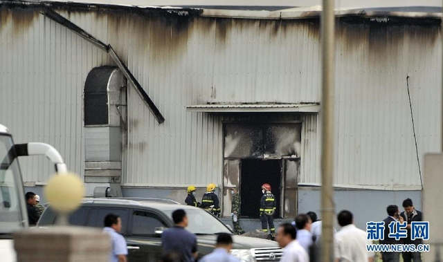 消防官兵在火灾现场进行清理