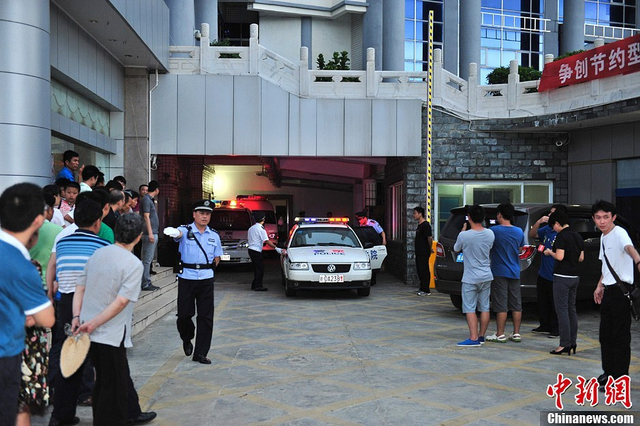 海南带女生开房校长一审获刑13年半