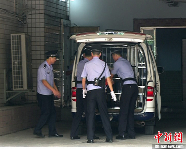 海南带女生开房校长一审获刑13年半