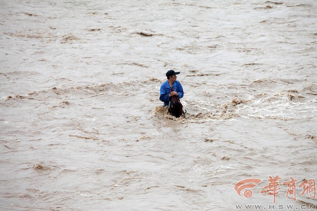 陕西渭河突然泄洪垂钓男子被冲走身亡