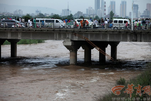 陕西渭河突然泄洪垂钓男子被冲走身亡