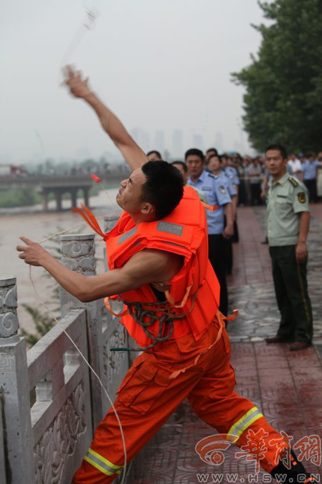 陕西渭河突然泄洪垂钓男子被冲走身亡