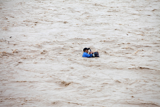 陕西渭河突然泄洪垂钓男子被冲走身亡
