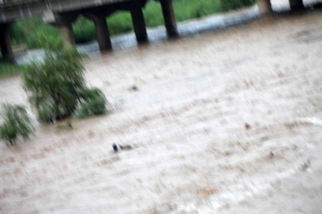 陕西渭河突然泄洪垂钓男子被冲走身亡