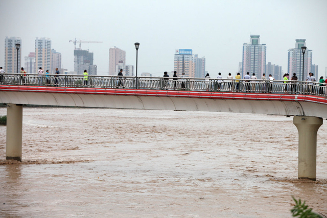 陕西渭河突然泄洪垂钓男子被冲走身亡